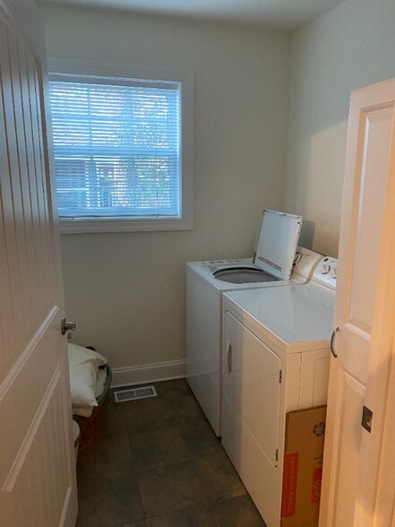 Building Photo - 137 Camelot Cir