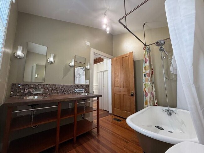 Building Photo - Pensacola - East Hill / Downtown - 4 bedro...