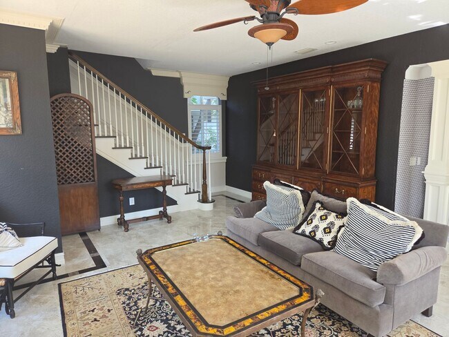Building Photo - 1132 Ridge Dr