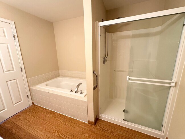 Building Photo - Spacious rambler 2 beds plus den