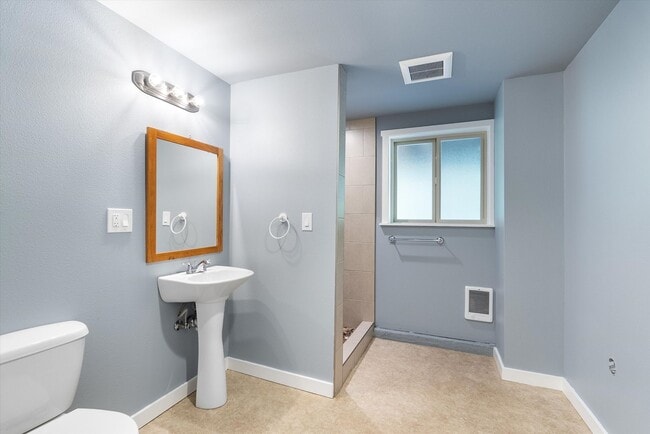Building Photo - 3 Bed 2 Bath Fully Fenced Split Level Lake...