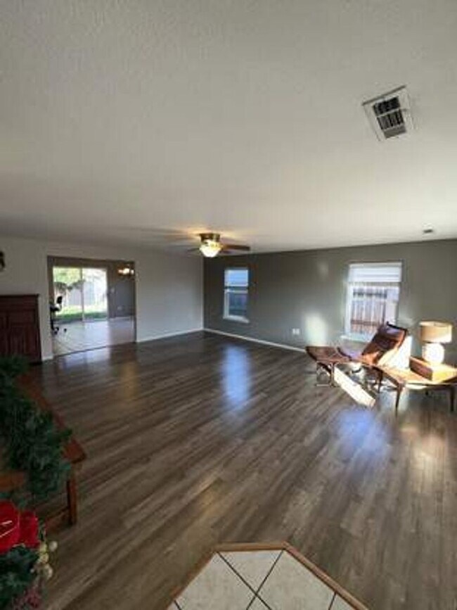 Building Photo - Dog Friendly Property!