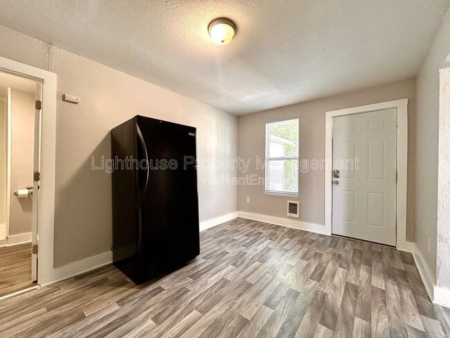 Building Photo - 2825 Sanford St