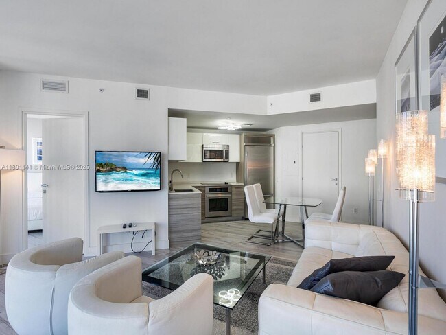 Building Photo - 1300 Brickell Bay Dr
