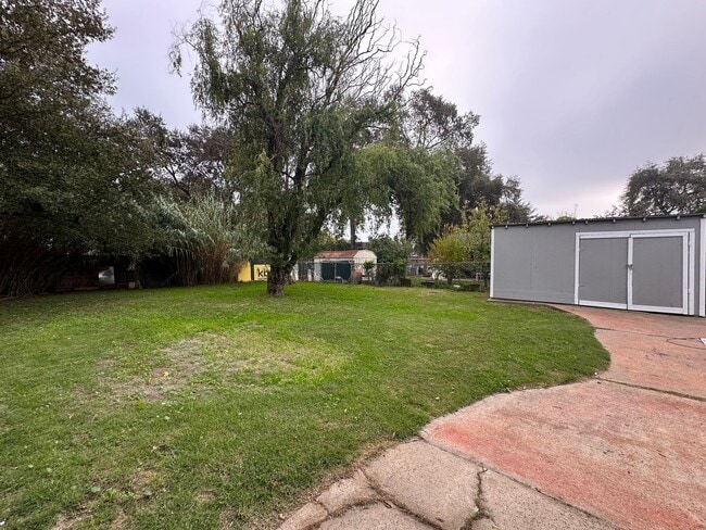 Building Photo - Adorable Three Bedroom on a Large Lot