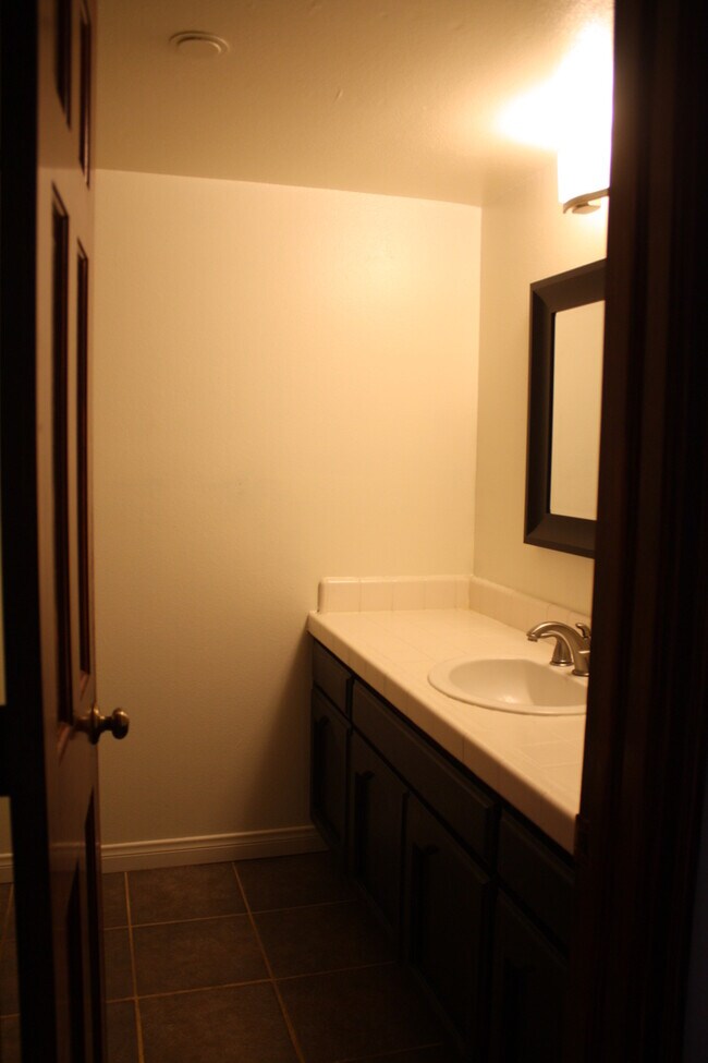 Building Photo - Los Caballeros #007