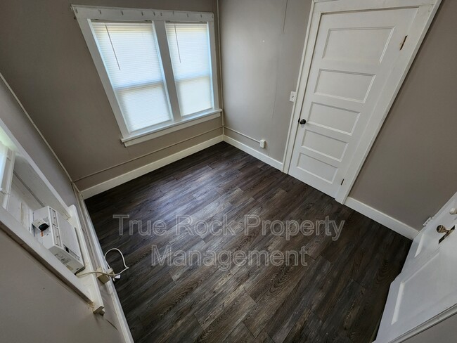 Building Photo - 315 1/2 S Stonewall
