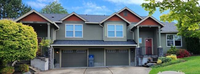 Building Photo - Luxurious Duplex in Corvallis