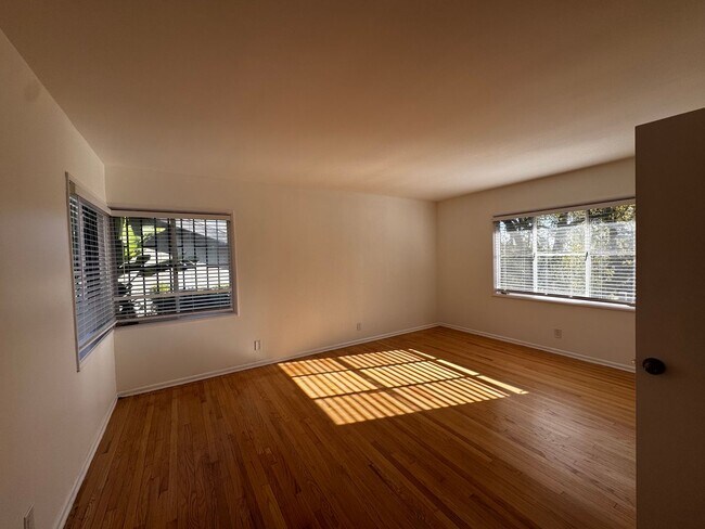 Building Photo - SPACIOUS 3 BEDROOM 2.5 BATH IN THE HEART OF LOS FELIZ
