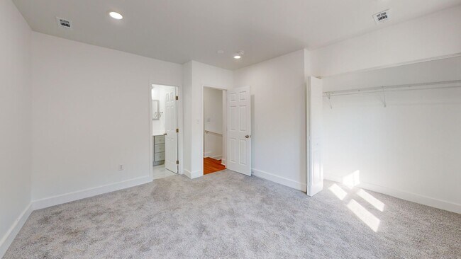 Building Photo - Recently Renovated Stunning Two Bedroom/Three & a Half Bathroom for Rent