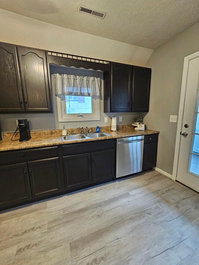 Building Photo - 115 W 5th Ave