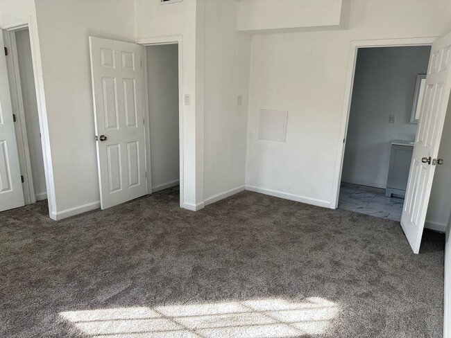 Building Photo - 3 br, 2.5 bath House - 417 E Burgess