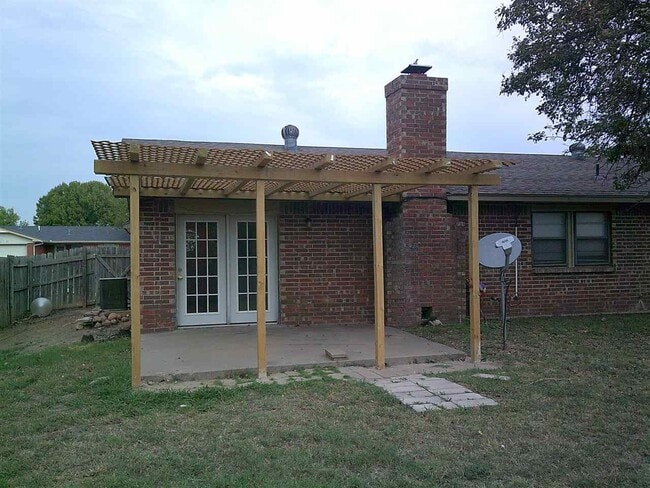 Building Photo - 2903 NE Lakeview Cir