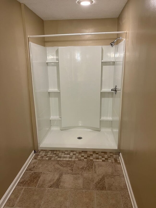 Building Photo - Beautiful 3 Bedroom and 2 Bath Home (No Pets)