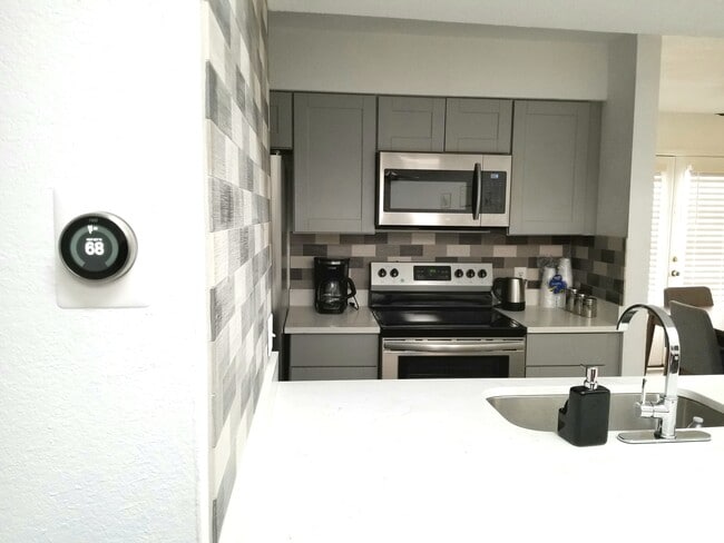 Building Photo - 5750 Phoenix Dr