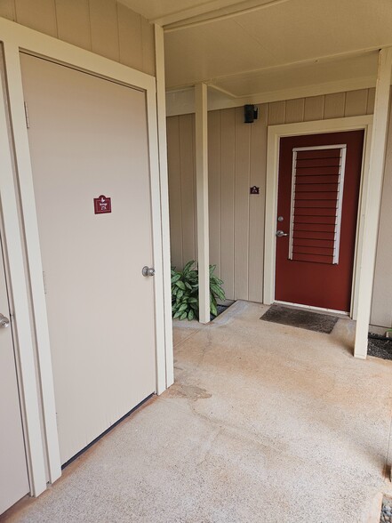 Front enty & storage closet - 95-1050 Makaikai St
