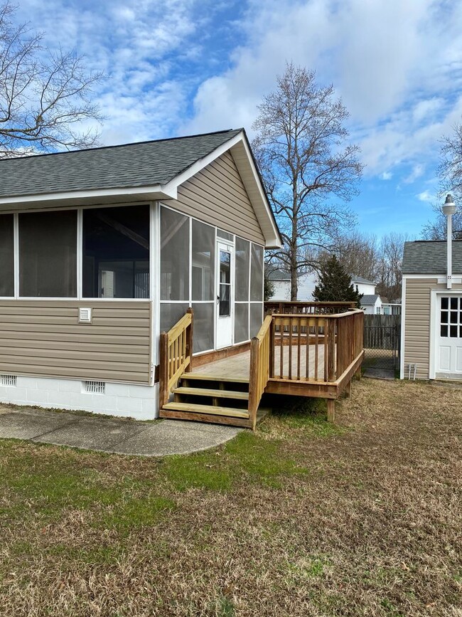 Building Photo - 4 bedroom 1.5 bath Duplex