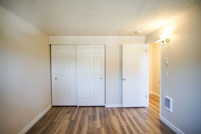 Building Photo - 2nd Floor 2 Bedroom with Parking, Dishwasher, & Pet-Friendly!