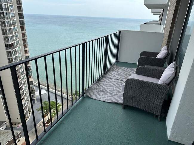 Building Photo - 6033 N Sheridan Rd