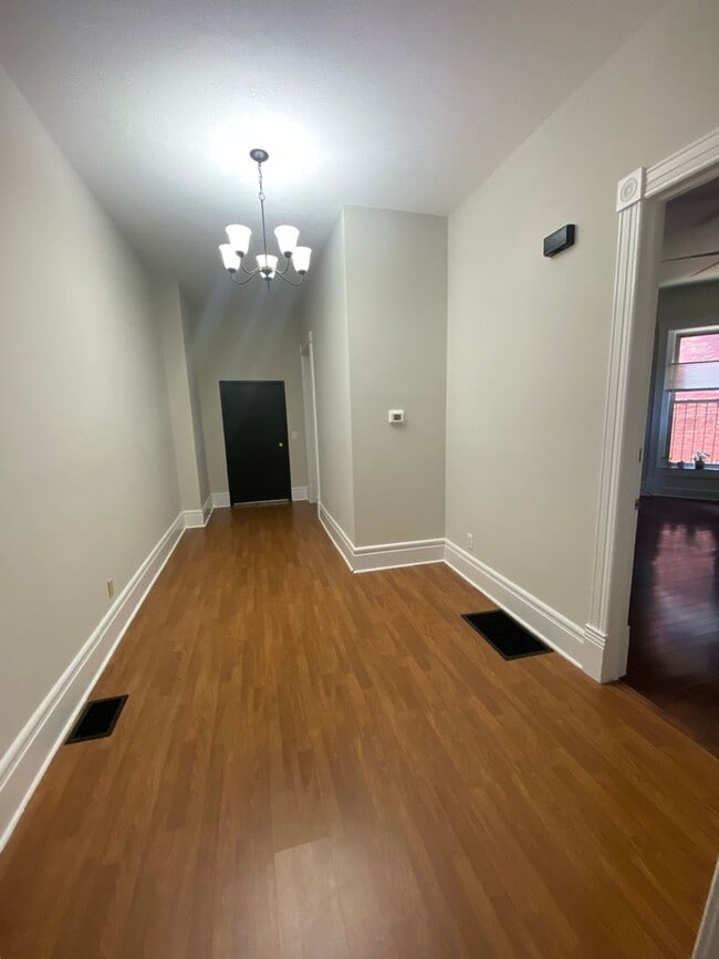 Building Photo - 1708