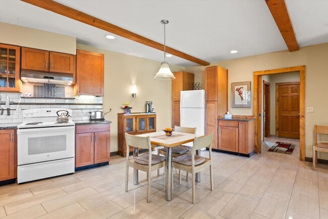 Building Photo - Fully-Furnished Short-Term Rental on South...