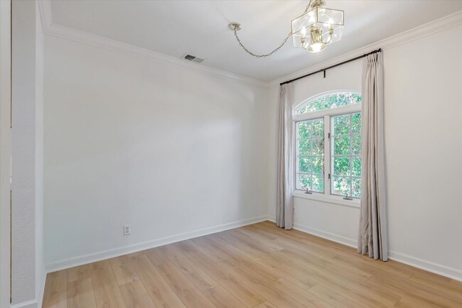 Building Photo - Spacious Townhome in Palo Alto
