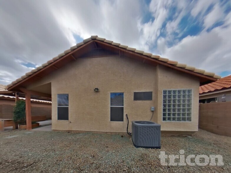 Building Photo - 12618 W Cambridge Ave