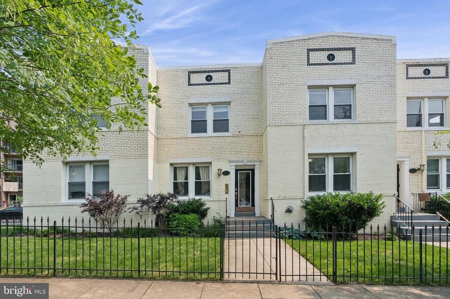 Building Photo - 401 Douglas St NE