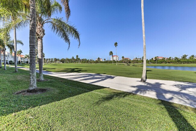 Building Photo - 6141 Bahia Del Mar Blvd S