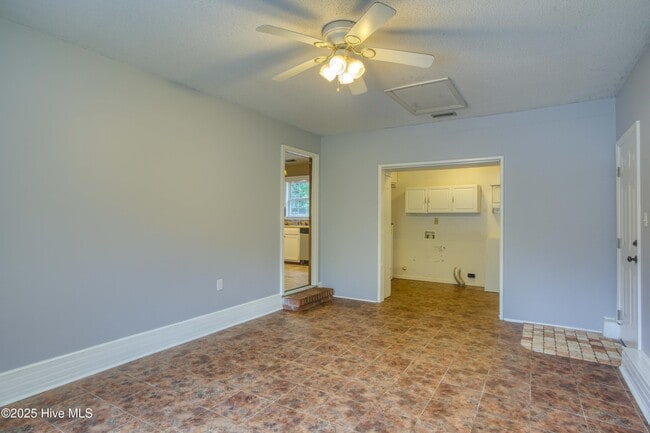 Building Photo - 303 Sedgefield Ct
