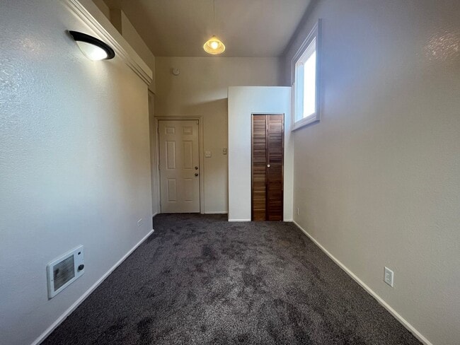 Building Photo - 724 B St