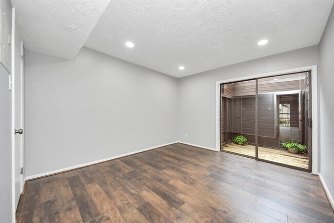 Building Photo - 651 Davis Rd
