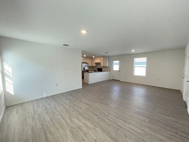 Building Photo - Like-New | 3 bed/2 bath | 1-story | No Carpet | Wonderful Amenities |On Golf Course in Mission De...