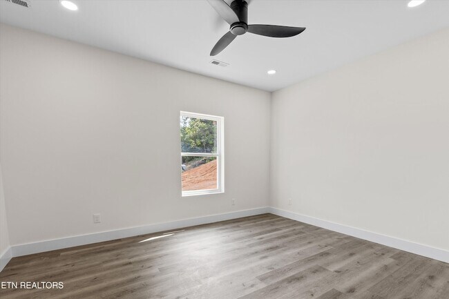 Building Photo - 3900 Lilac Ave