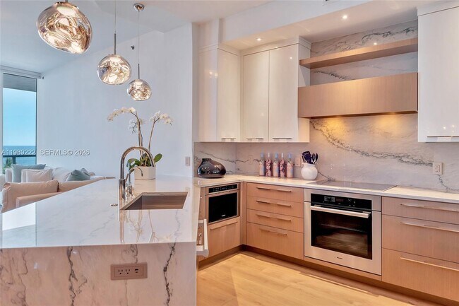 Building Photo - 100 South Pointe Dr