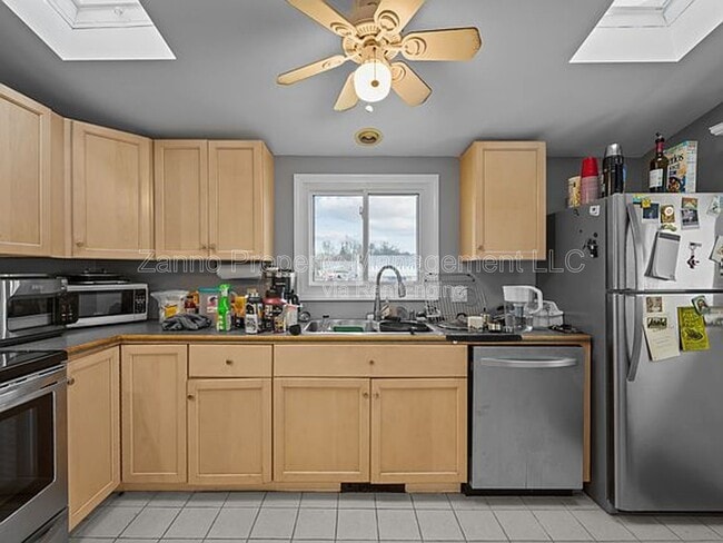 Building Photo - 22-23 Third School St