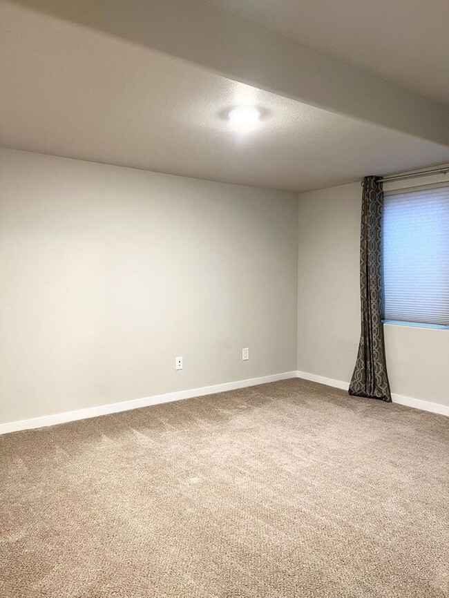 Building Photo - 5 Bedroom/4 Bathroom Ranch Style Home Loca...