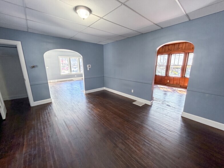 Building Photo - 442 E 8th St