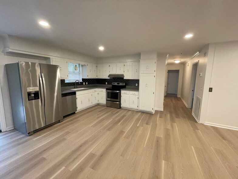 Living area (open concept) - 1936 Ashmore Ave