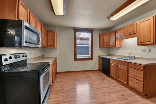 Building Photo - $2,900, 3-bed, 2 bath victorian home with a fenced yard and $300 off the first month's rent.