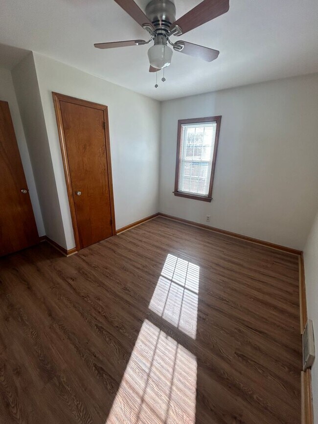 Building Photo - 122S