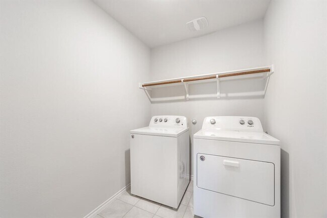 Building Photo - 913 Alton Dr