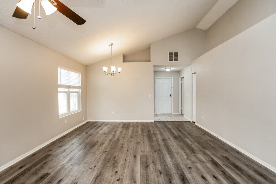 Building Photo - 585 Conure St