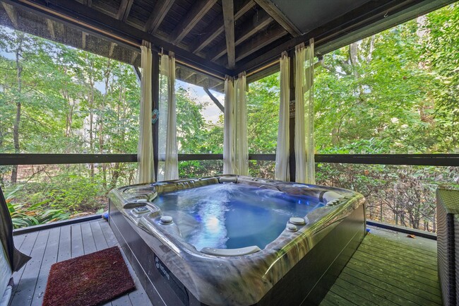 Building Photo - Gorgeous, Fully furnished 3 Bed 3.5 bath h...