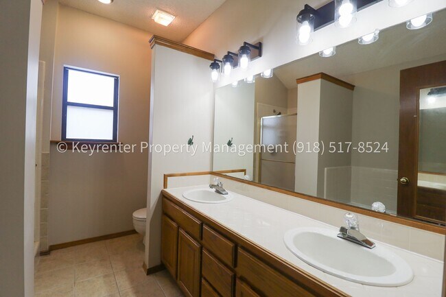 Building Photo - Recently Updated 3 Bed 2.5 Bath in Bixby - Move in Ready!