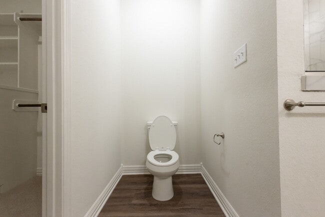 Building Photo - Townhome for lease Available 7/6/2026