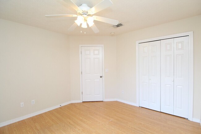 Building Photo - 3BR/2BA Gulf Breeze Brick Home in Oak Pointe with Vaulted Ceilings, Open Layout, Fenced Yard & La...