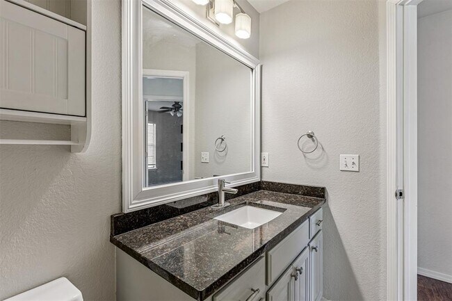 Building Photo - 2101 Harbor Dr