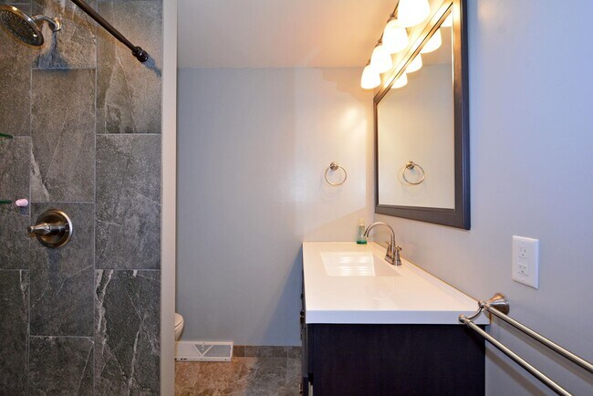 Building Photo - Beautiful 3-Bed 3-Bath Home in Golden Valley - Available 6/1!