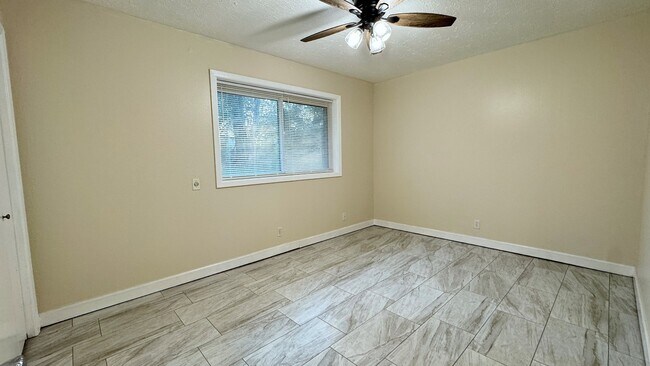 Building Photo - 112 Crestview Dr